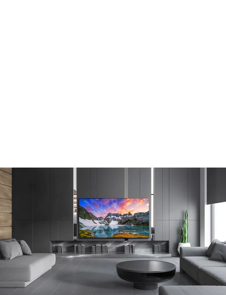 Téléviseur montrant une vue de la nature à la hauteur des yeux dans un cadre de maison luxueuse