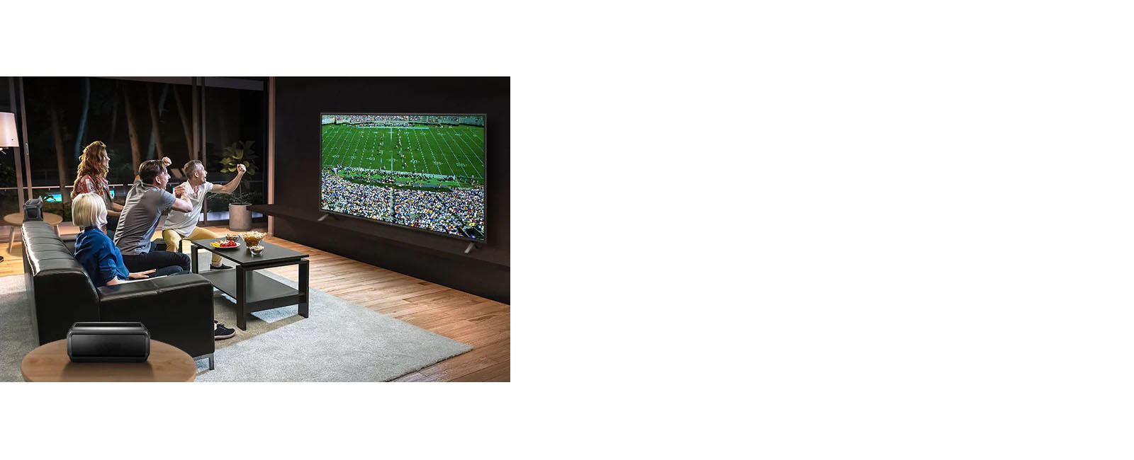 Personnes regardant un jeu de sport sur un téléviseur dans un salon avec des haut-parleurs arrière Bluetooth.