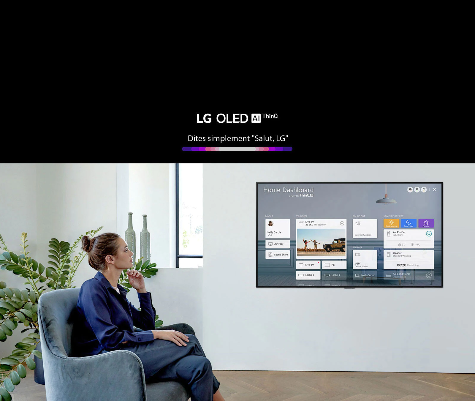 Une femme assise sur une chaise dans le salon et regardant le tableau de bord Accueil affiché à l’écran du téléviseur