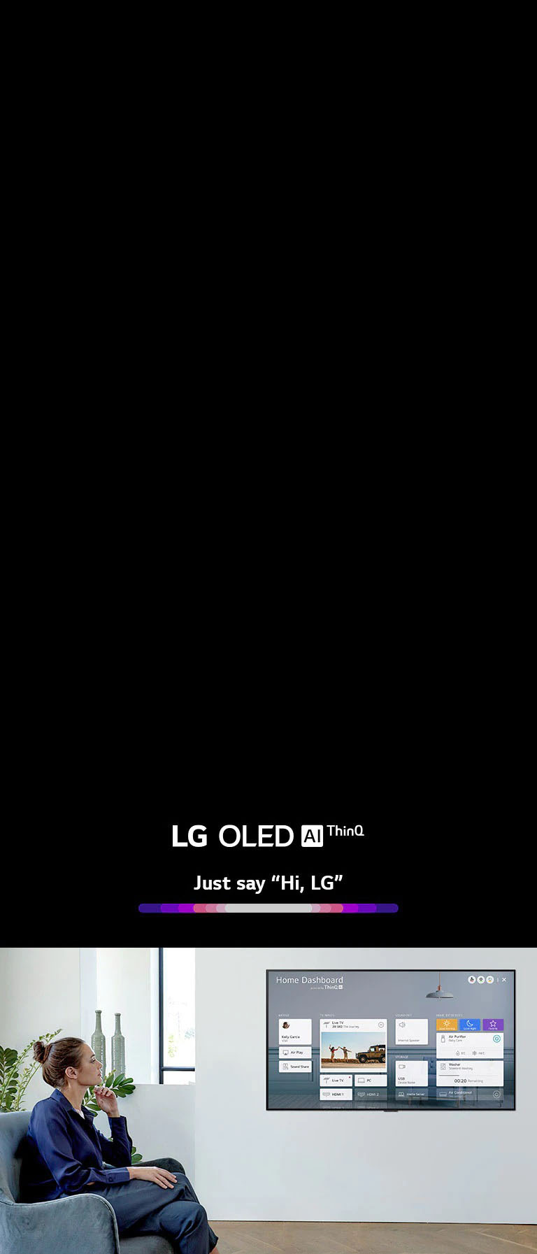 Une femme assise sur une chaise dans le salon et regardant le tableau de bord Accueil affiché à l’écran du téléviseur