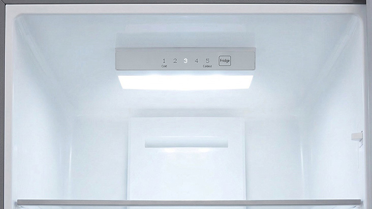Réfrigérateur congélateur inférieur LG m226mpybam avec éclairage LED supérieur pour un intérieur clair et lumineux.
