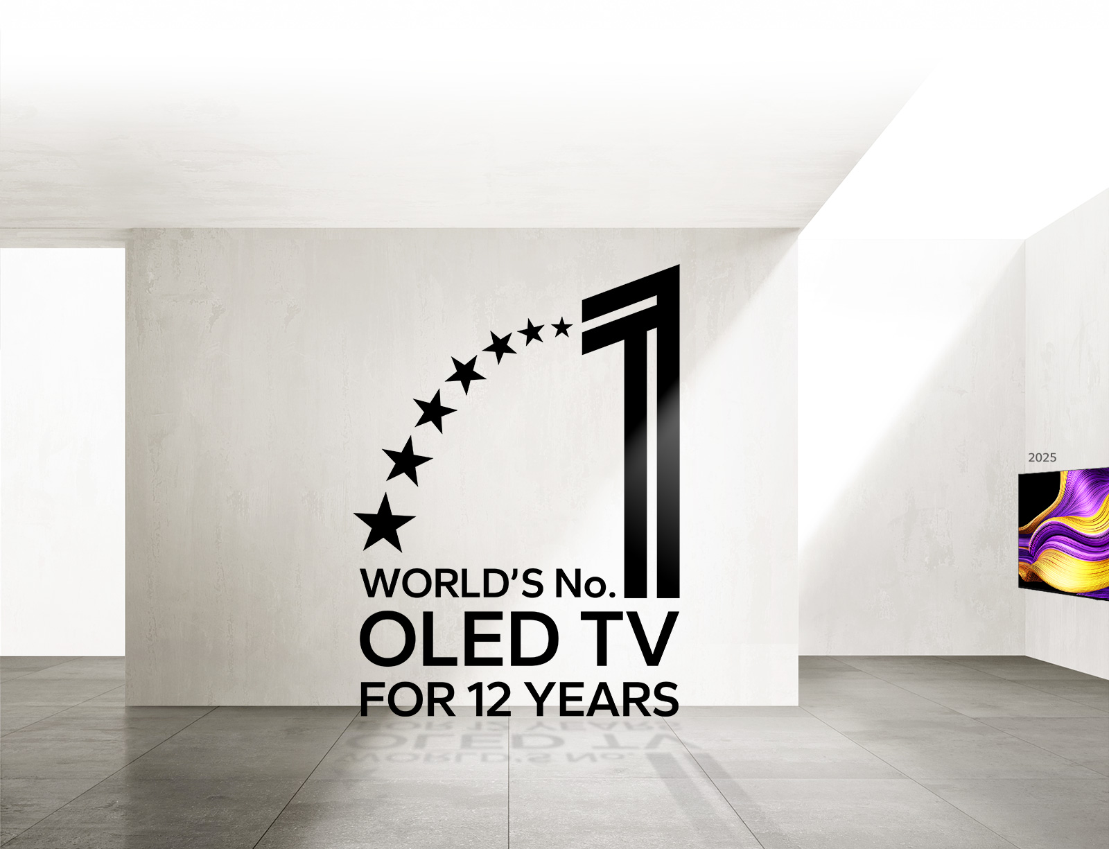 El emblema OLED TV, número 1 del mundo durante 12 años. El fondo parece una sala de exposiciones. A la distancia, se ve una LG OLED TV.