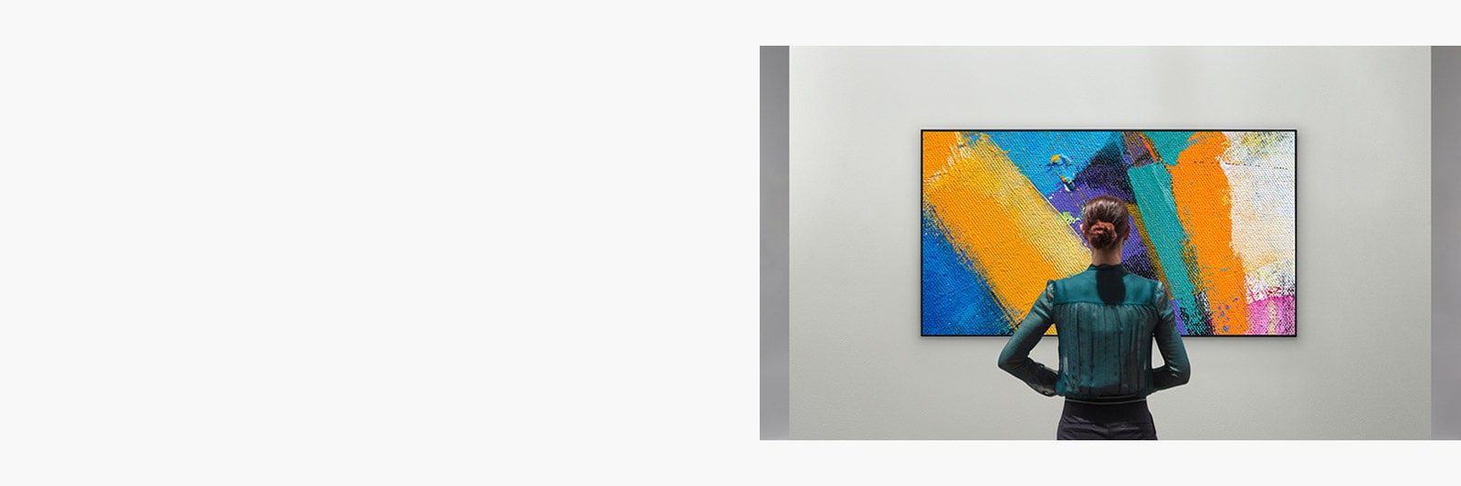 " Mujer disfrutando de una obra de arte abstracta en una galería de diseño de TV"