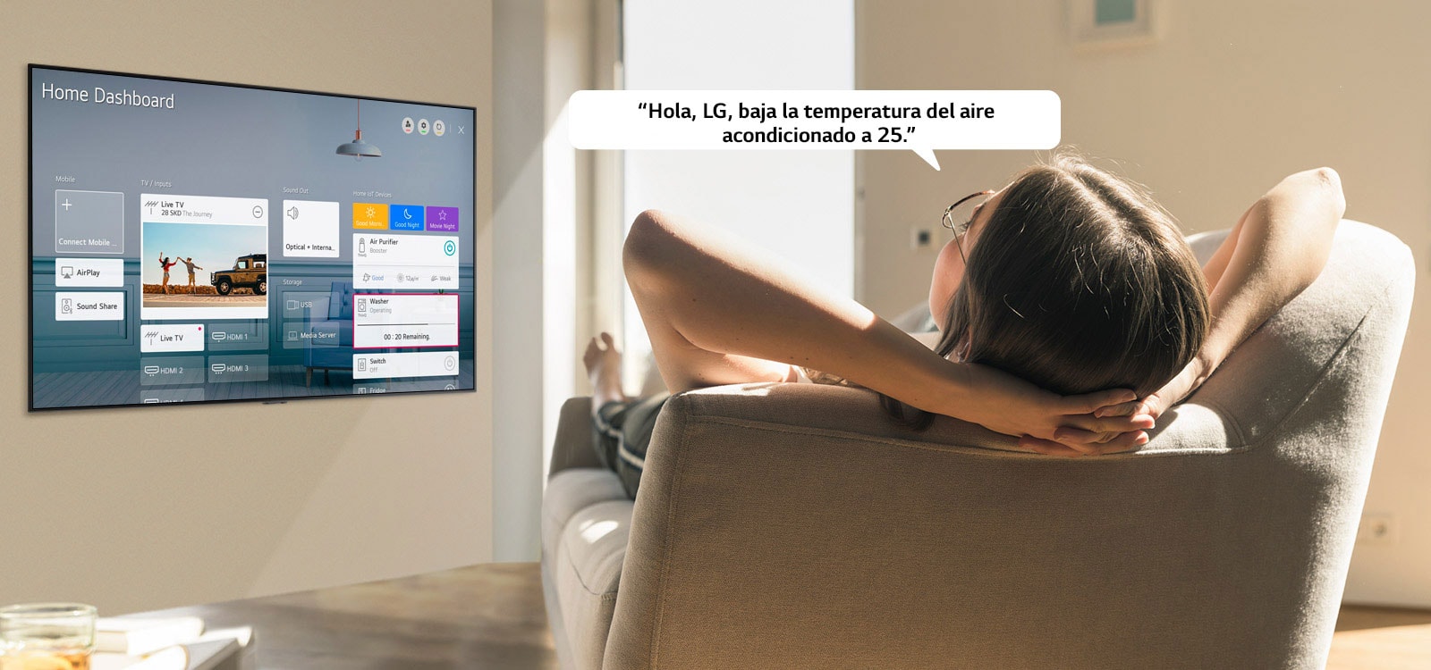 Mujer recostada en un sofá diciéndole a la TV que baje la temperatura con el Panel de inicio en la pantalla de la TV