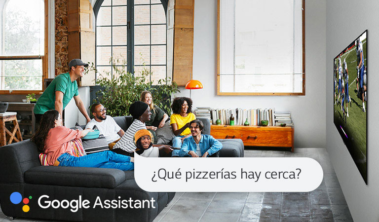 Mujer mirando fútbol en la TV con amigos y preguntándole al Asistente de Google qué pizzerías hay cerca