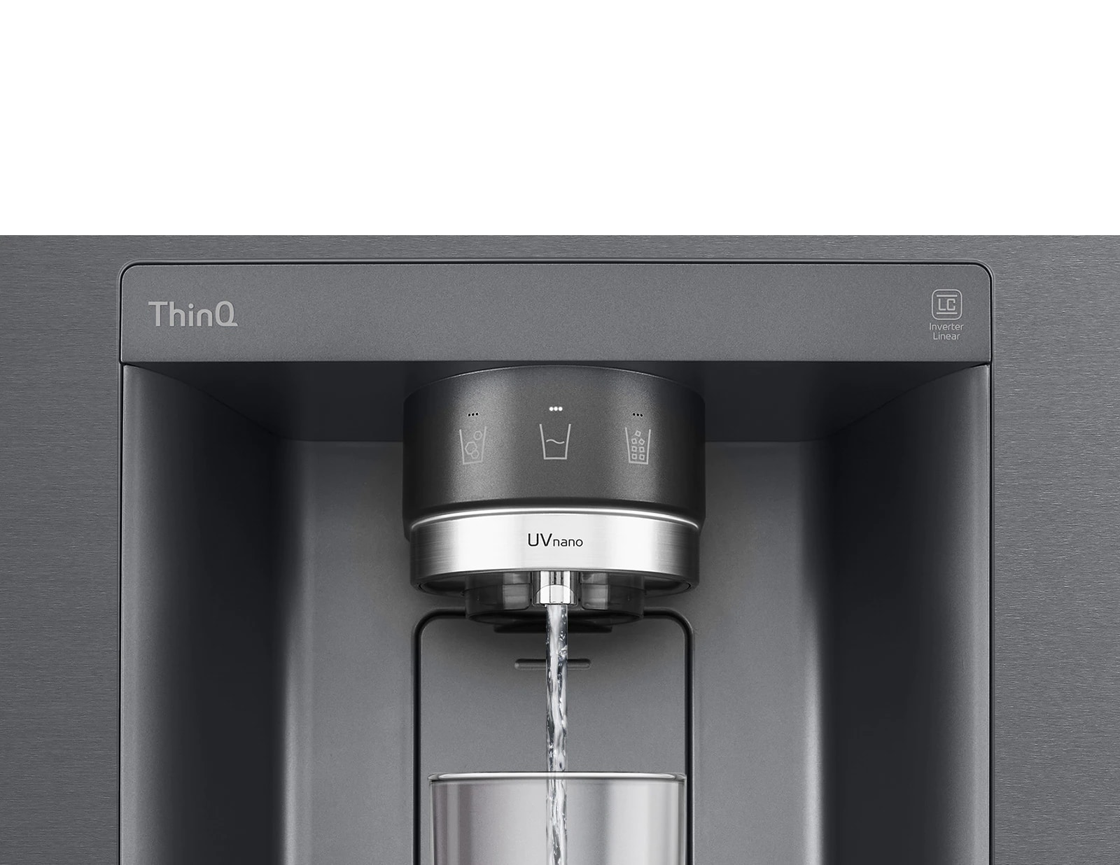 El vídeo comienza con un zoom sobre el dispensador de agua. El exterior del frigorífico se aclara y ahora se puede ver el interior de la puerta y las partes mecánicas de la boquilla del dispensador. El vídeo se amplía para mostrar las gotas de agua que caen a través de la parte UVnano de la boquilla que reduce las bacterias. La vista se aleja de nuevo para ver el exterior del frigorífico mientras se dispensa agua en un vaso.
