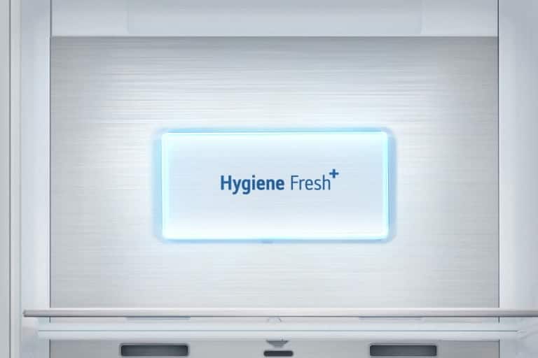El vídeo comienza con un primer plano del panel "Hygiene Fresh+" del frigorífico. Varias bacterias vuelan alrededor y luego todo es absorbido por el panel "Hygiene Fresh+" y una luz ilumina el panel.