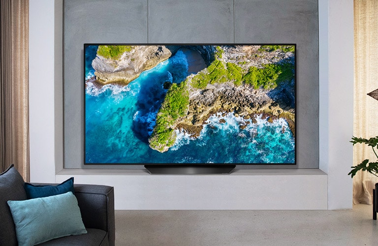 Televisor que muestra una vista aérea de la naturaleza en un entorno lujoso