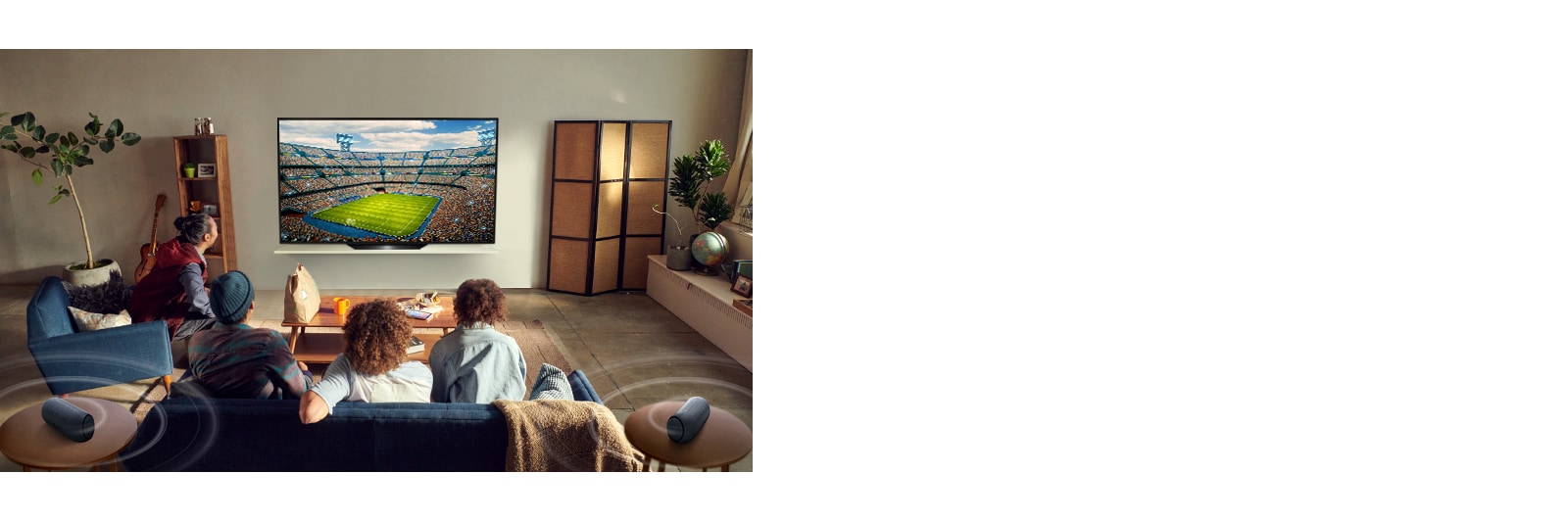 Personas que ven un juego de deportes en la televisión en la sala de estar con altavoces traseros Bluetooth