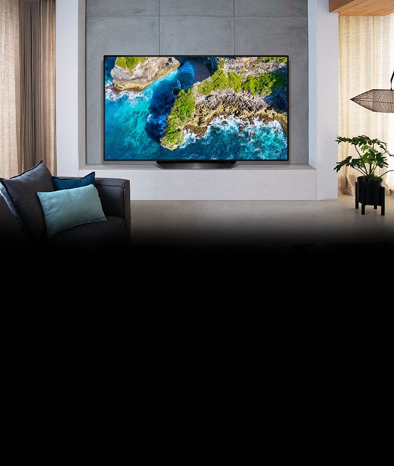 Televisor que muestra una vista aérea de la naturaleza en un entorno lujoso