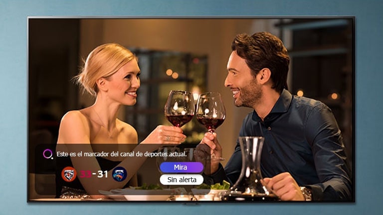 Un hombre y una mujer chocando vasos en una pantalla de televisor, mientras se notifican las alertas deportivas