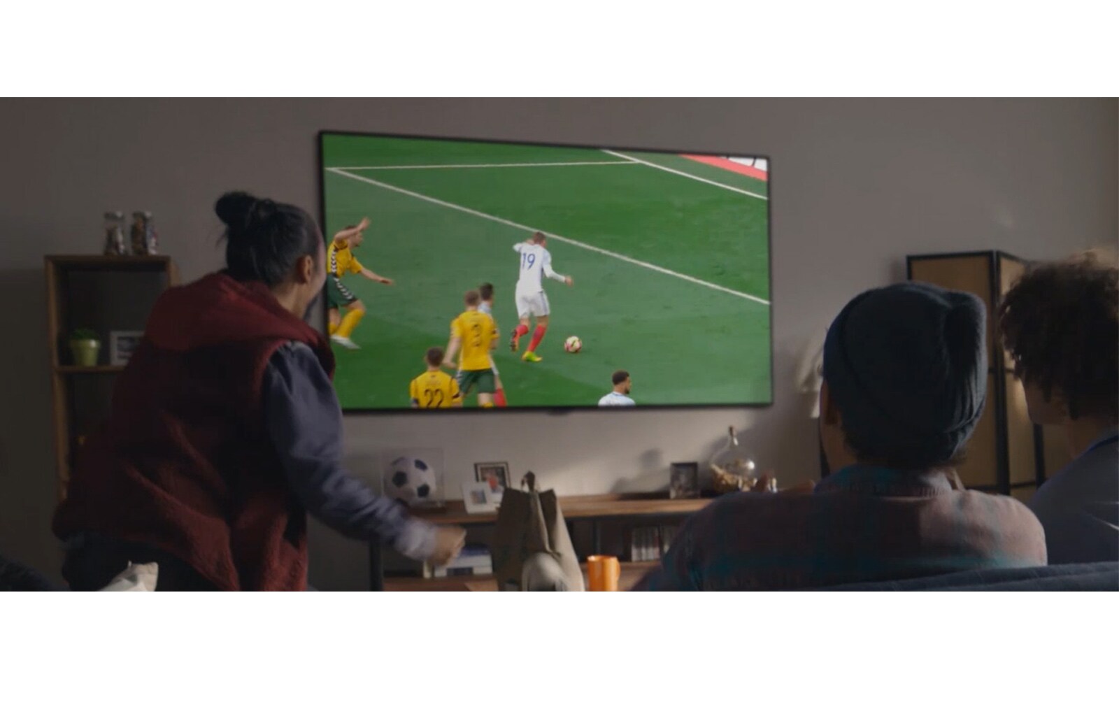 Un hombre se asimila a un futbolista y se sienta en el sofá viendo un partido de fútbol. Mientras miran, los amigos vienen y miran juntos.<br> Y el lema Sé la superestrella, enciende el juego es visible