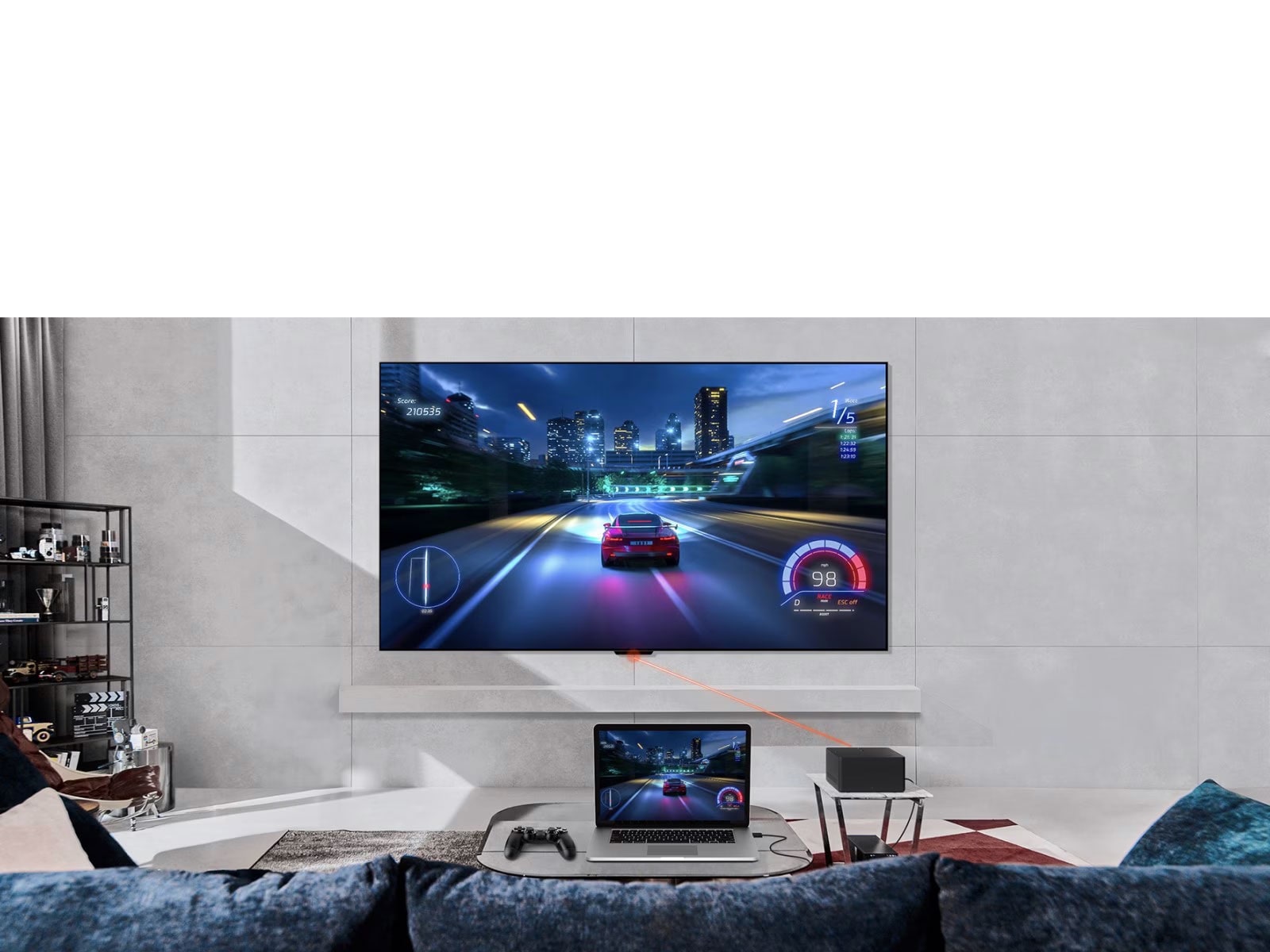 LG OLED evo M4 montado sobre la pared de una sala de estar y una consola de juegos y un laptop conectados con cables desordenados por toda la habitación. La consola y el laptop desaparecen, luego aparecen organizados con una Zero Connect Box sobre una mesa. Una señal Wi-Fi roja aparece y se emite un haz rojo hacia el televisor y emanan círculos rojos.