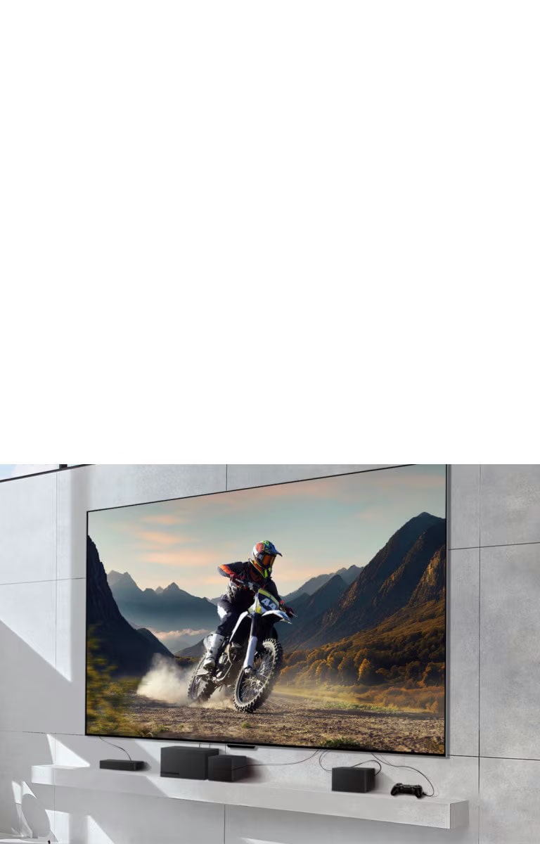 Un LG OLED evo M4 montado sobre una pared mostrando a un hombre sobre una motocicleta en un camino de tierra, y dispositivos conectados al televisor con cables desordenados debajo. Los dispositivos desaparecen y la toma se aleja para revelar una sala de estar moderna e iluminada con una Zero Connect Box sobre una mesa con dispositivos bien organizados debajo. La imagen se oscurece brevemente y destaca la Zero Connect Box y dispositivos. Una señal Wi-Fi roja aparece y se emite un haz rojo hacia el televisor y emanan círculos rojos.