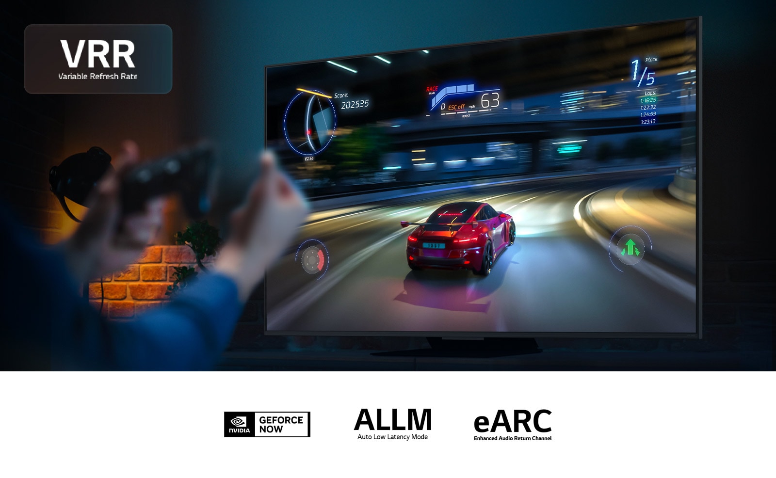 Unas manos que sostienen un controlador de juegos frente a una pantalla que muestra un juego de video de carreras de autos. El logotipo de VRR se encuentra en la esquina superior izquierda. Se puede ver el logotipo de Nvidia GeForce Now y otras certificaciones relevantes.