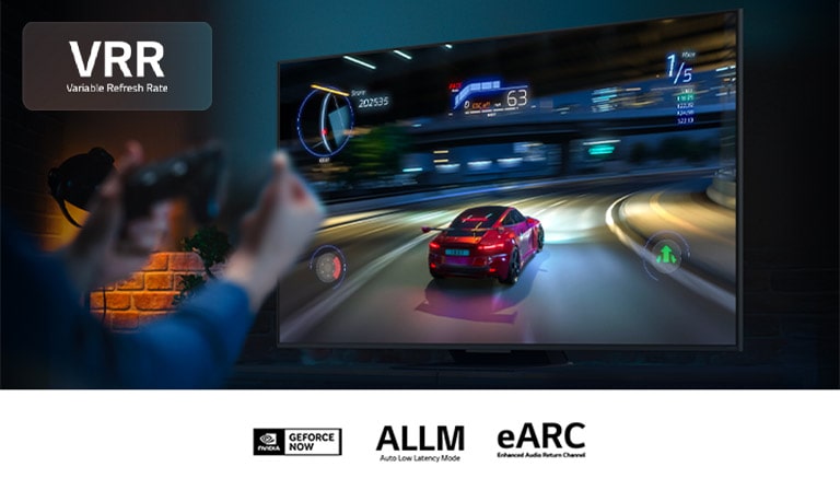 Unas manos que sostienen un controlador de juegos frente a una pantalla que muestra un juego de video de carreras de autos. El logotipo de VRR se encuentra en la esquina superior izquierda. Se puede ver el logotipo de Nvidia GeForce Now y otras certificaciones relevantes.