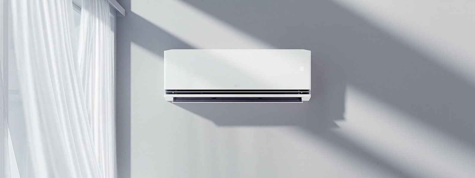 'Aire acondicionado LG montado en la pared con un video panorámico  y la pantalla de temperatura a 18°C.