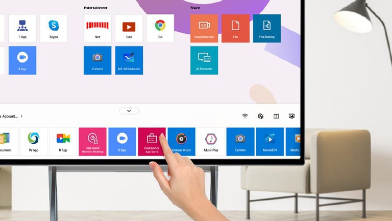 La imagen muestra la pantalla principal de LG One:Quick Flex que es similar a la UX táctil móvil.