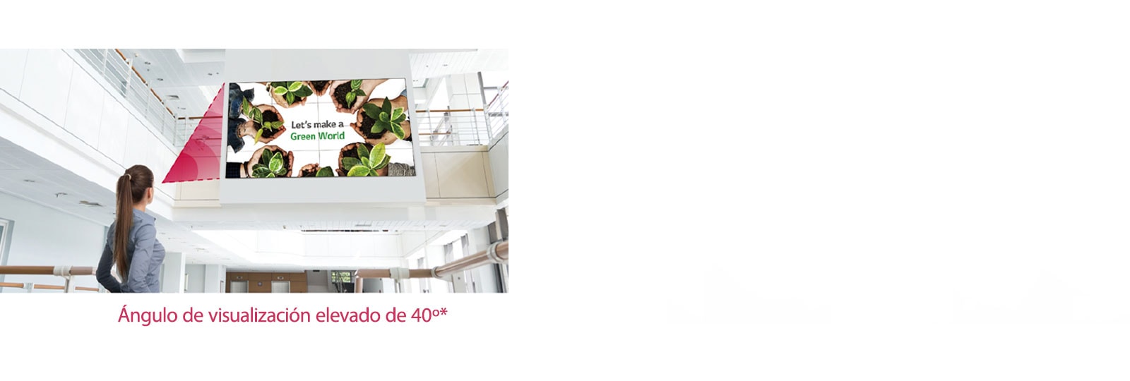 Una mujer mira hacia la pantalla instalada en el piso de arriba y se reproducen colores vívidos sin distorsión.