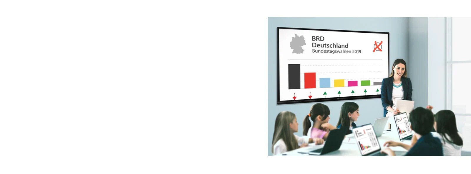 Una profesora realiza una clase y la pantalla se comparte en los equipos portátiles de cada estudiante.