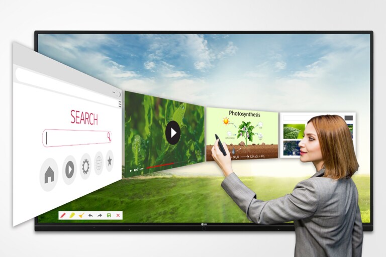 Una mujer elige una pantalla con el navegador web.