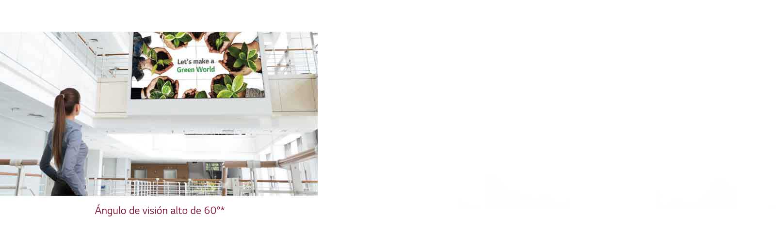 Una mujer mira la pantalla instalada en el piso de arriba.