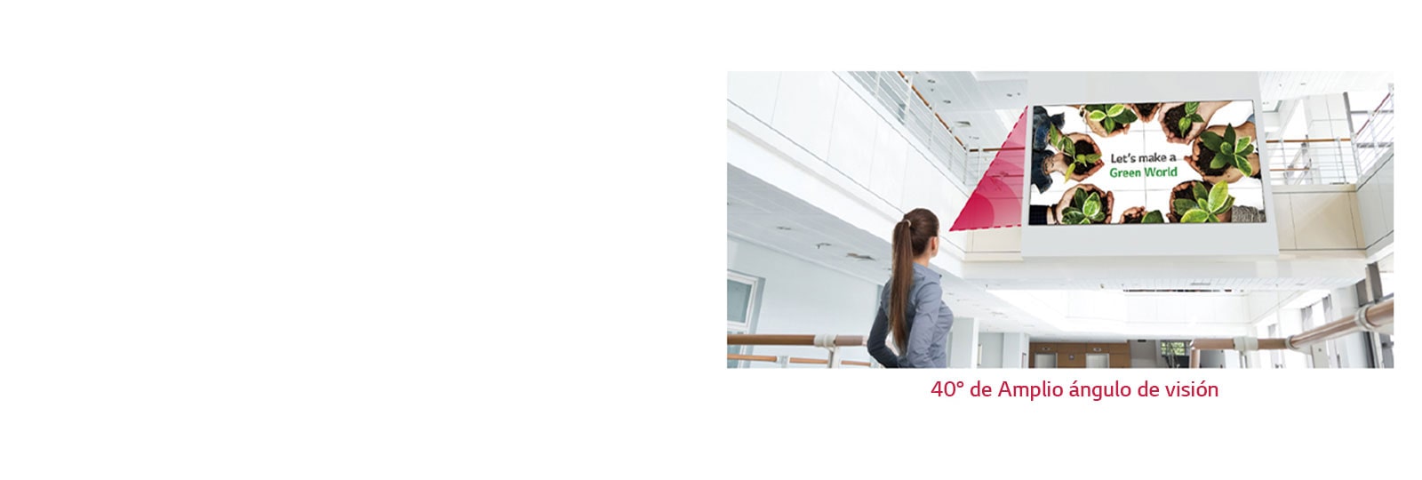  Una mujer mira la pantalla instalada en el piso de arriba y el color se muestra vívidamente sin ninguna distorsión.