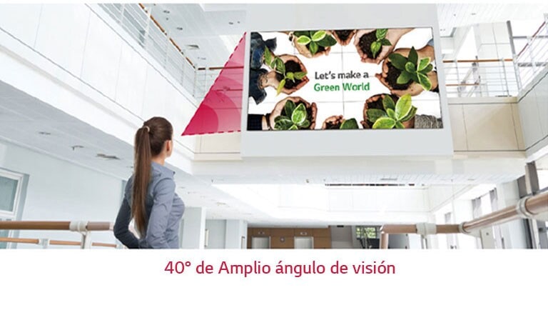  Una mujer mira la pantalla instalada en el piso de arriba y el color se muestra vívidamente sin ninguna distorsión.