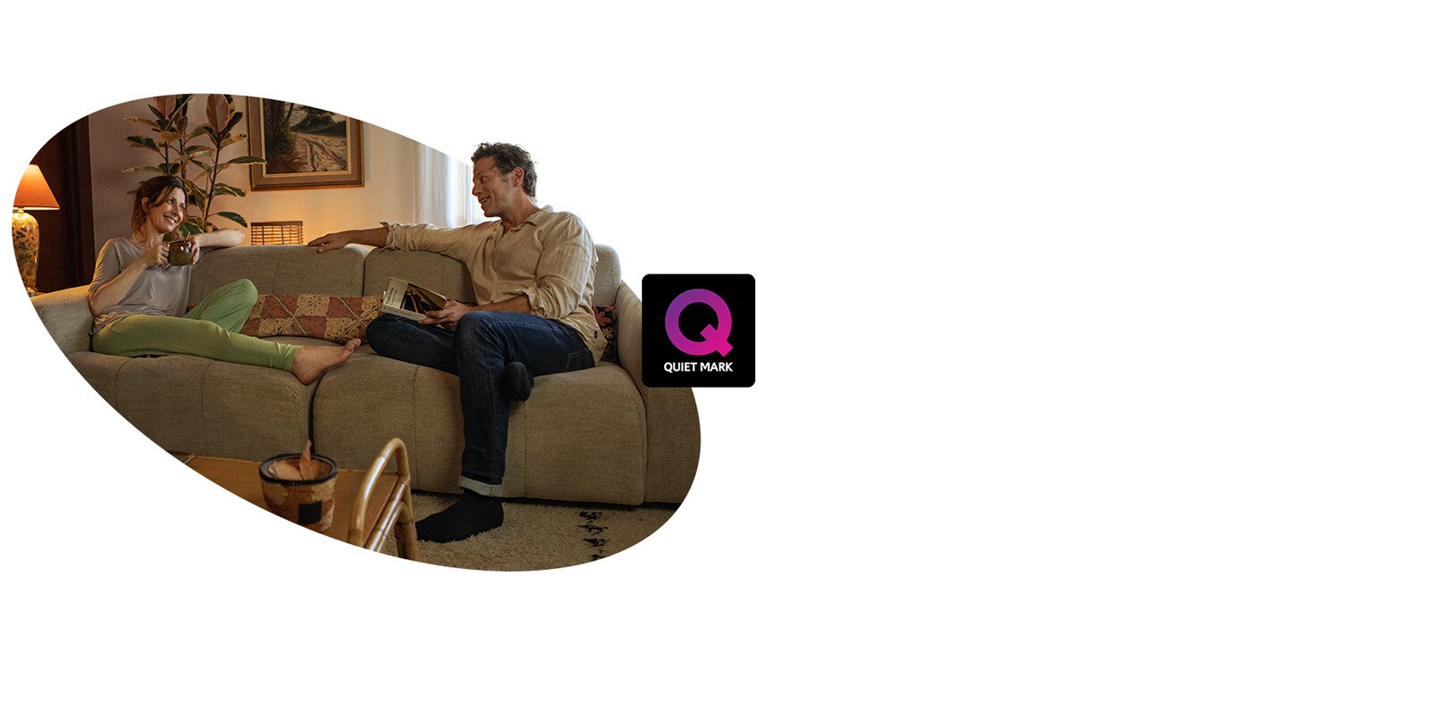 Una mujer y un hombre están sentados en un sofá hablando y sonriendo. Junto a la imagen se ve el logo de la certificación Quiet Mark.