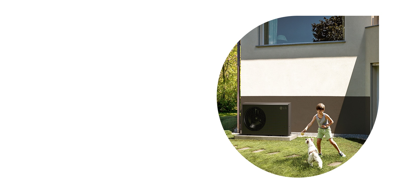 Un niño juega con el perro en el jardín de una casa en la que se ha instalado una nueva bomba negra THERMA V de LG.