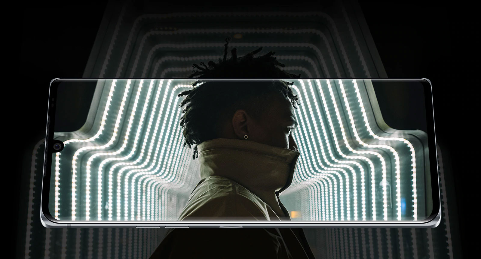 Un hombre de pie en un túnel de luz en el espacio oscuro.