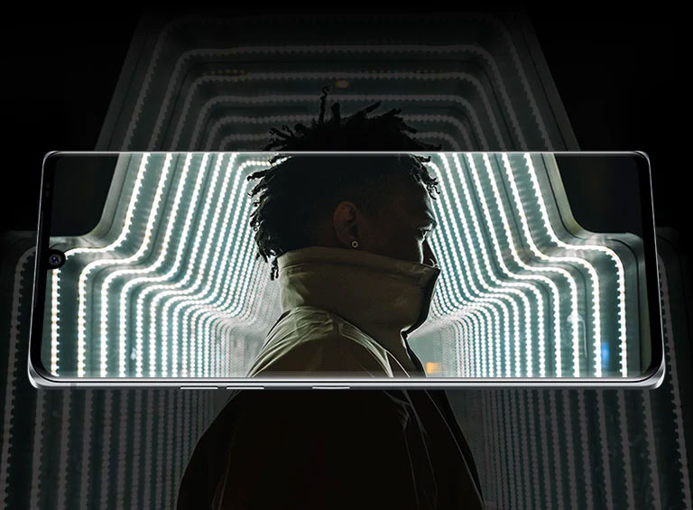 Un hombre de pie en un túnel de luz en el espacio oscuro.