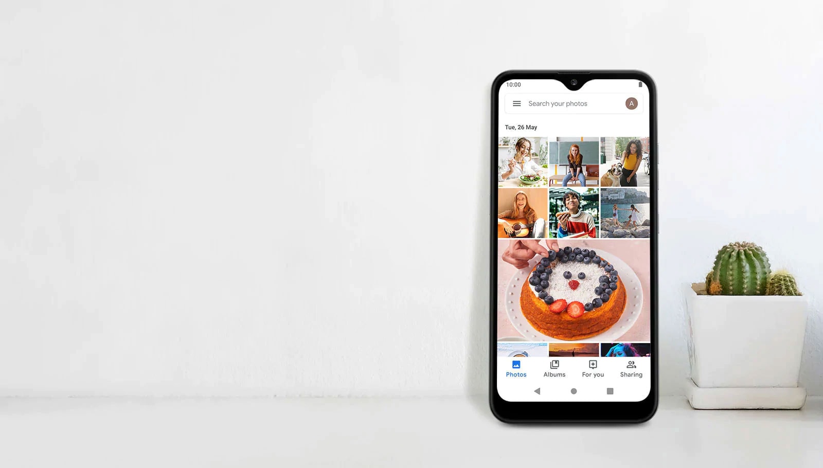 Smartphone con pantalla de redes sociales junto a un cactus
