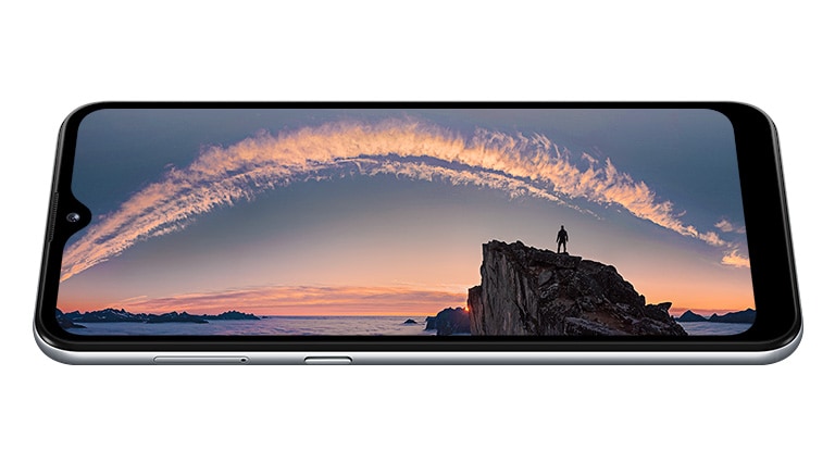 Smartphone con hermosa imagen de la puesta de sol sobre el mar