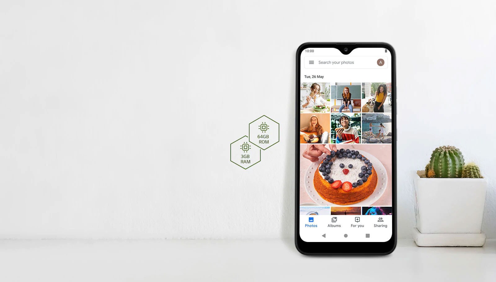 Smartphone con pantalla de redes sociales junto a un cactus