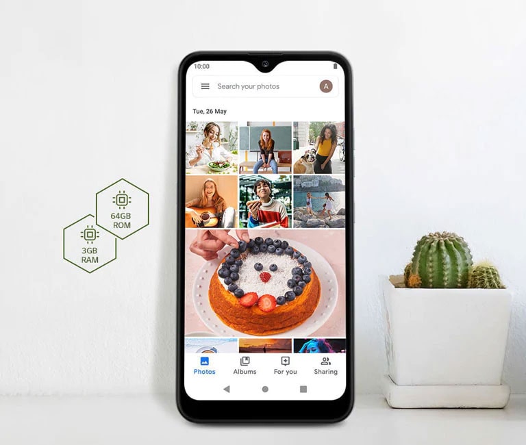 Smartphone con pantalla de redes sociales junto a un cactus