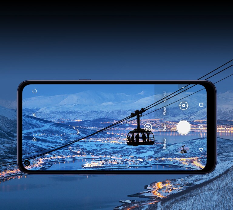 Smartphone fotografiando un teleférico en la montaña con vistas