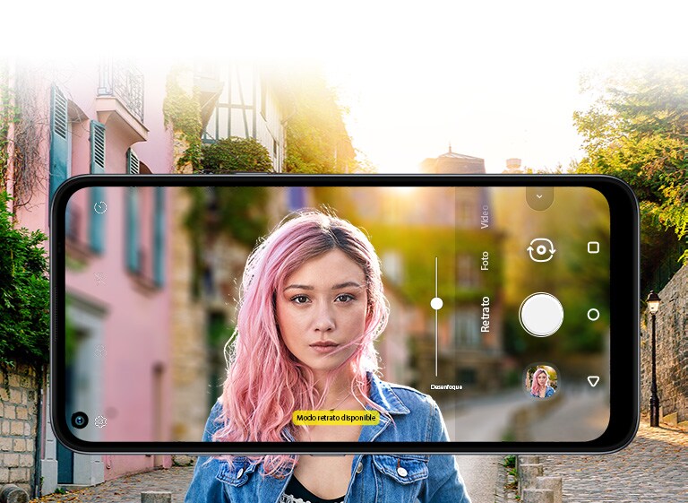 Selfie de una chica con fondo de una calle