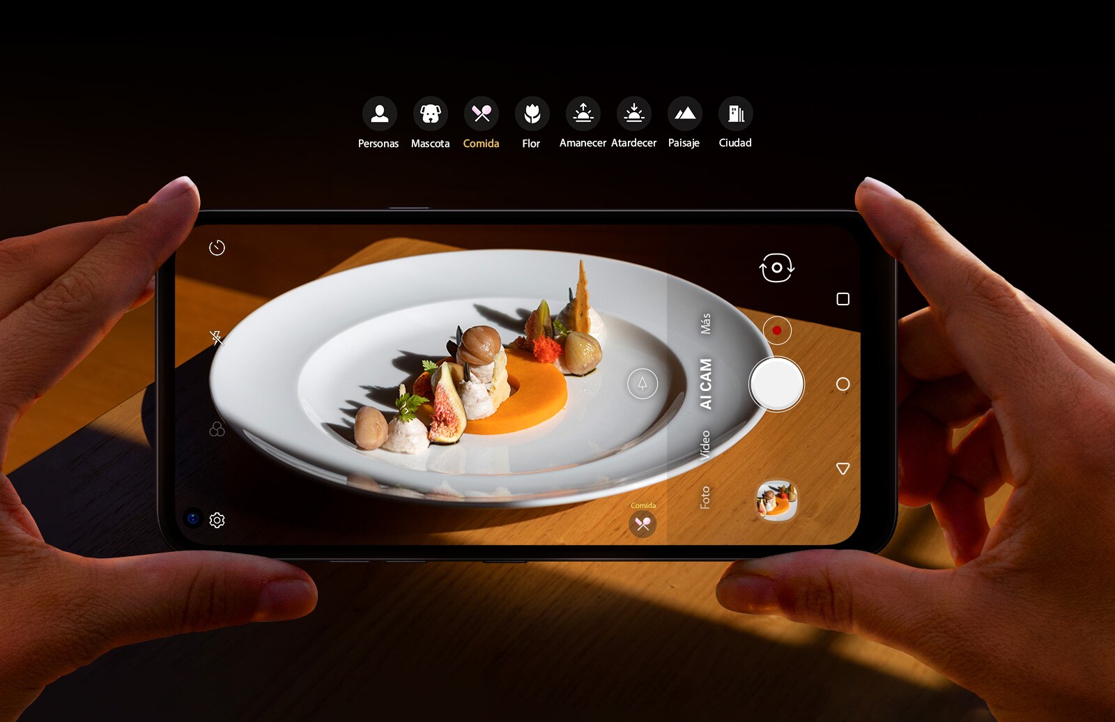 Primer plano de alguien sosteniendo un Smartphone fotografiando comida