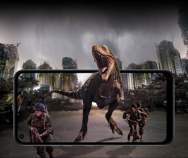 Detrás de una ciudad en ruinas y lucha entre dinosaurio y soldados