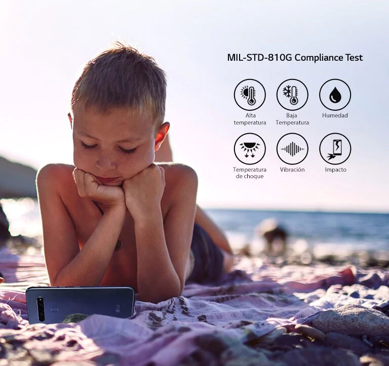 Niño acostado en la playa y viendo una película en su Smartphone