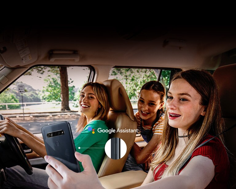 Mujer buscando con su Smartphone en el  coche con la función de asistente de Google