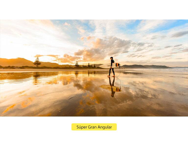 Hombre caminando por la playa con una tabla de surf.
