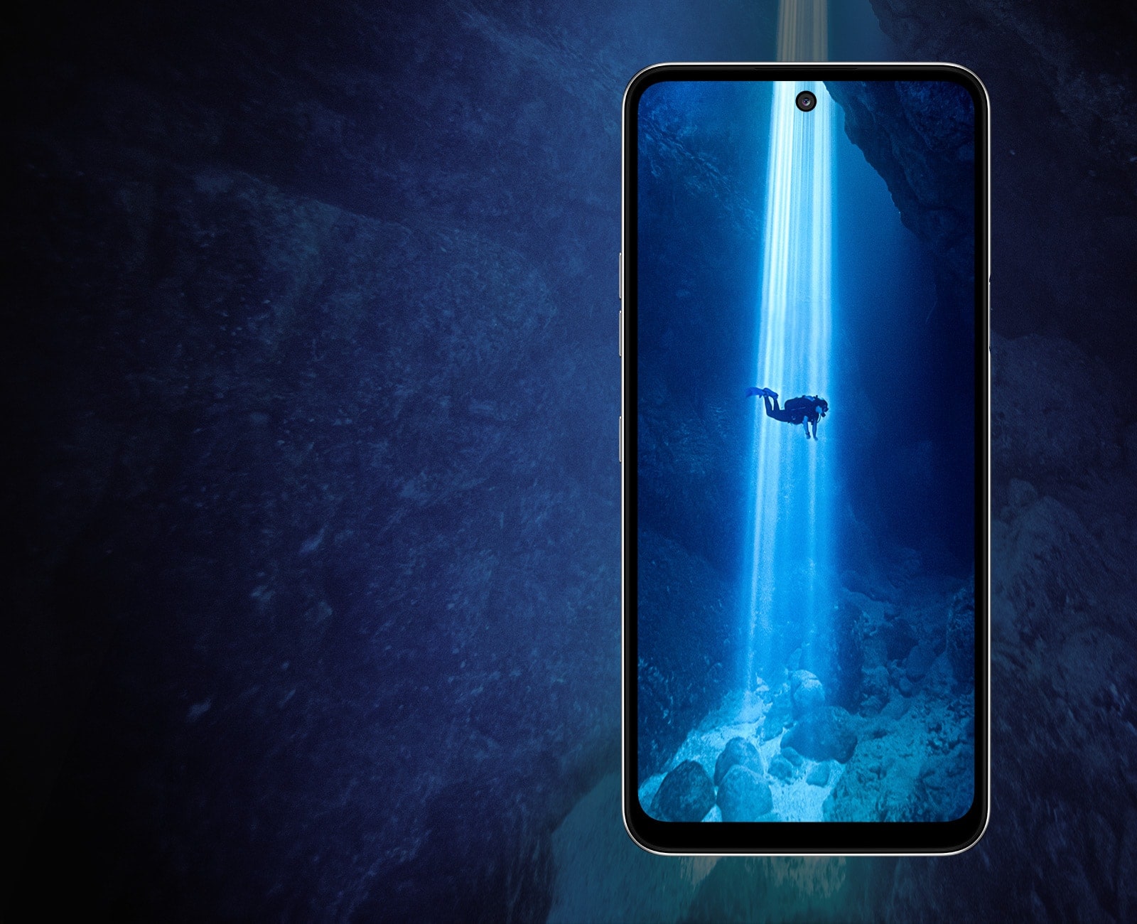 Hombre buceando bajo el mar.