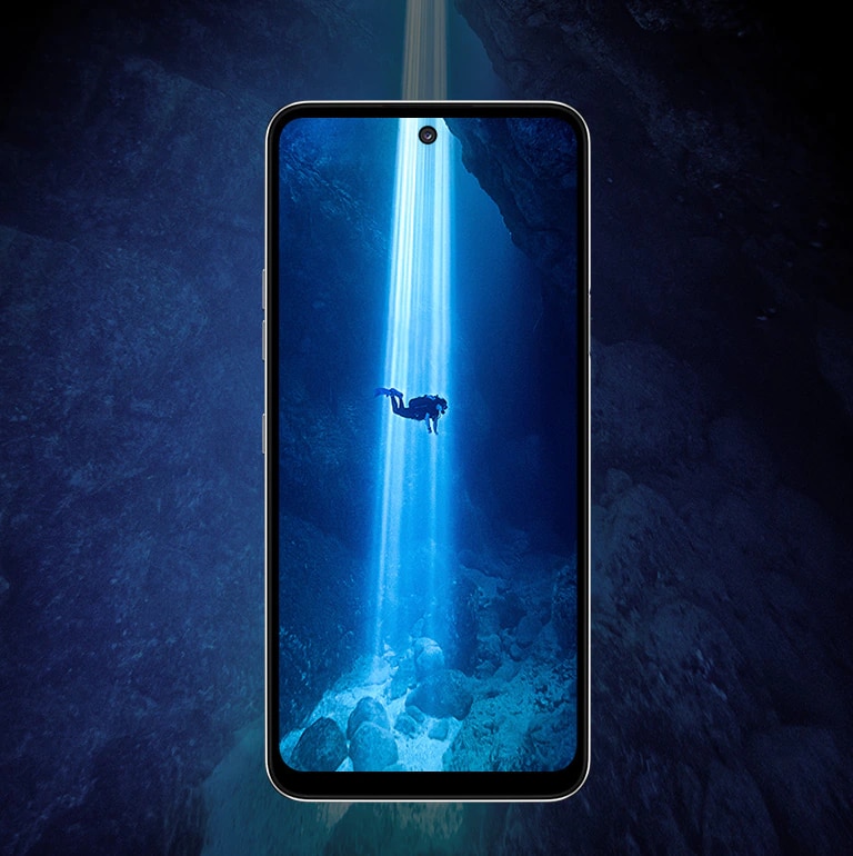 Hombre buceando bajo el mar.