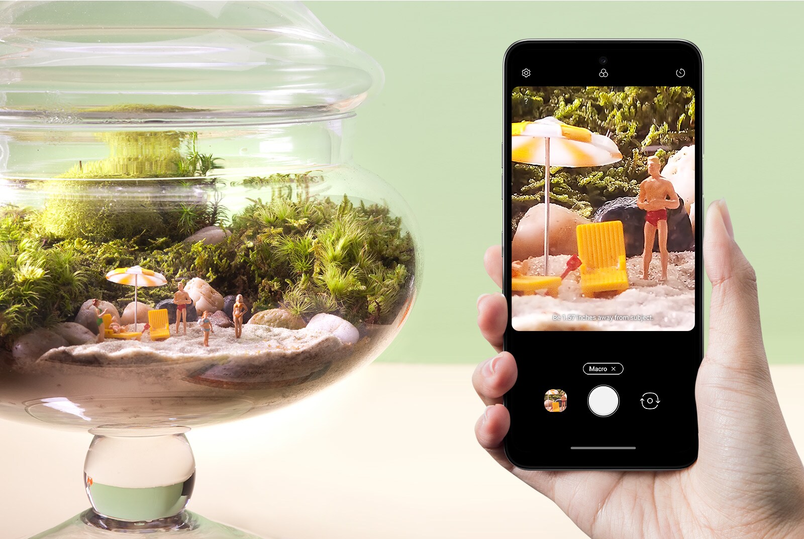 Smartphone tomando fotos miniaturas en pecera.