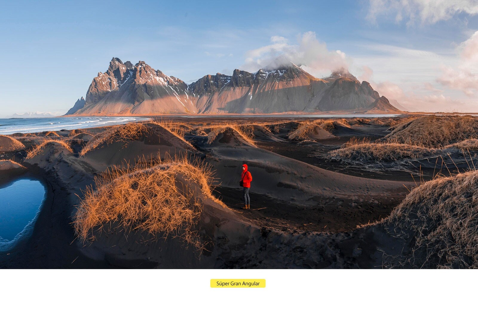 Hombre caminando por la montaña