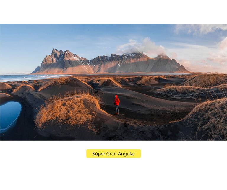 Hombre caminando por la montaña