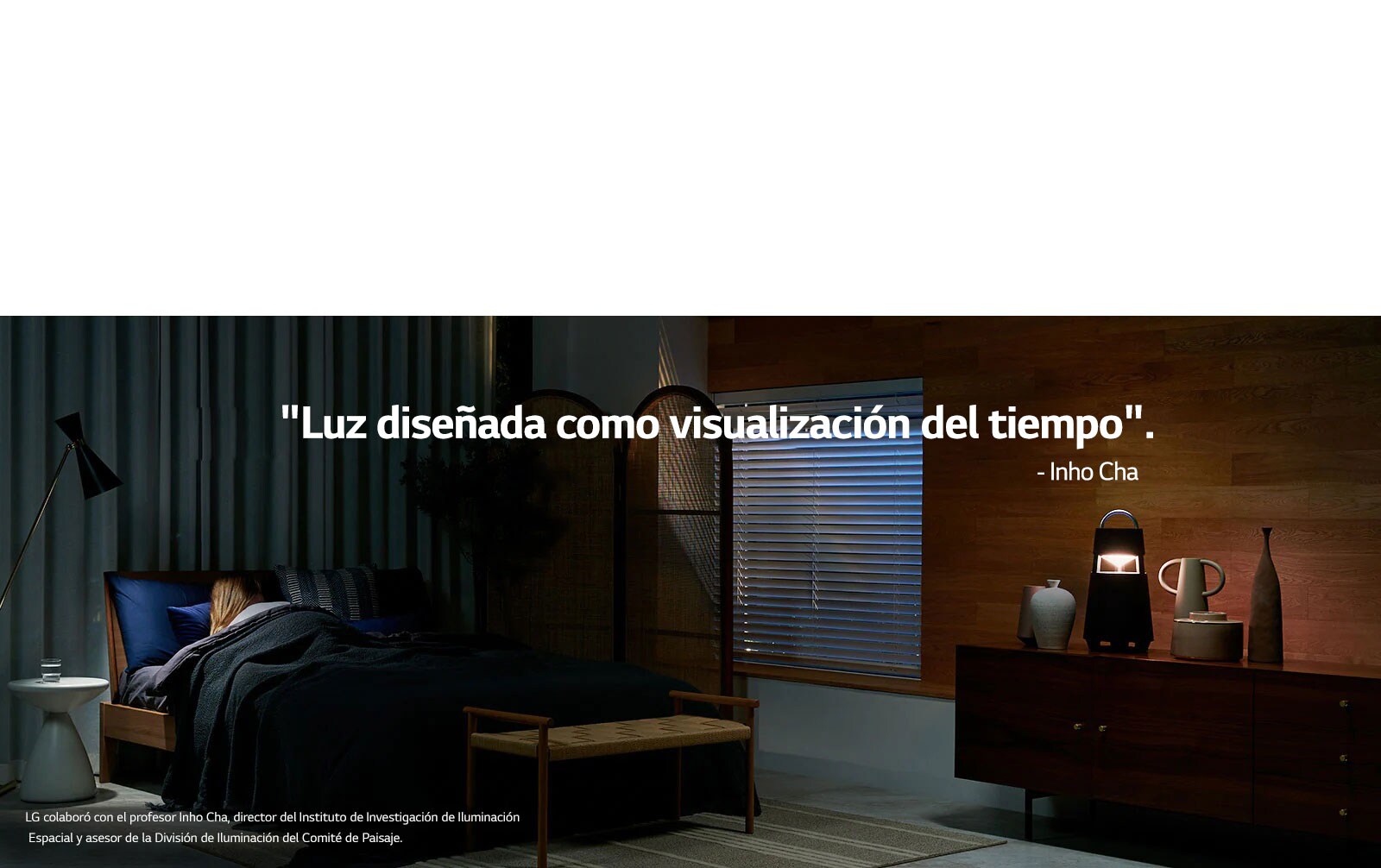 Imagen de XBOOM 360 que se ilumina en un estante en una habitación oscura. Una copia de la "luz designada como visualización del tiempo" se publica en la imagen.