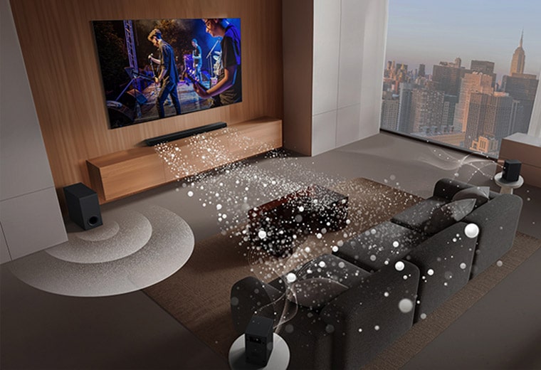 LG Soundbar, TV LG, loa siêu trầm ở trong phòng khách hiển thị hình ảnh màn hình đang phát một màn biểu diễn âm nhạc. Ba nhánh sóng âm trắng được tạo thành từ các giọt nước phát ra từ soundbar và một loa siêu trầm đang tạo ra hiệu ứng âm thanh từ phía dưới.
